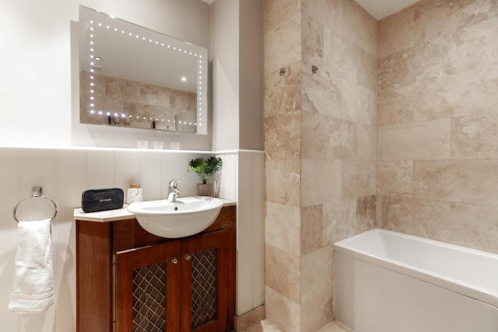 Revamped & Luxxe For Covent Garden Lovers! Adorable City Home For Families & Friends London Exteriör bild